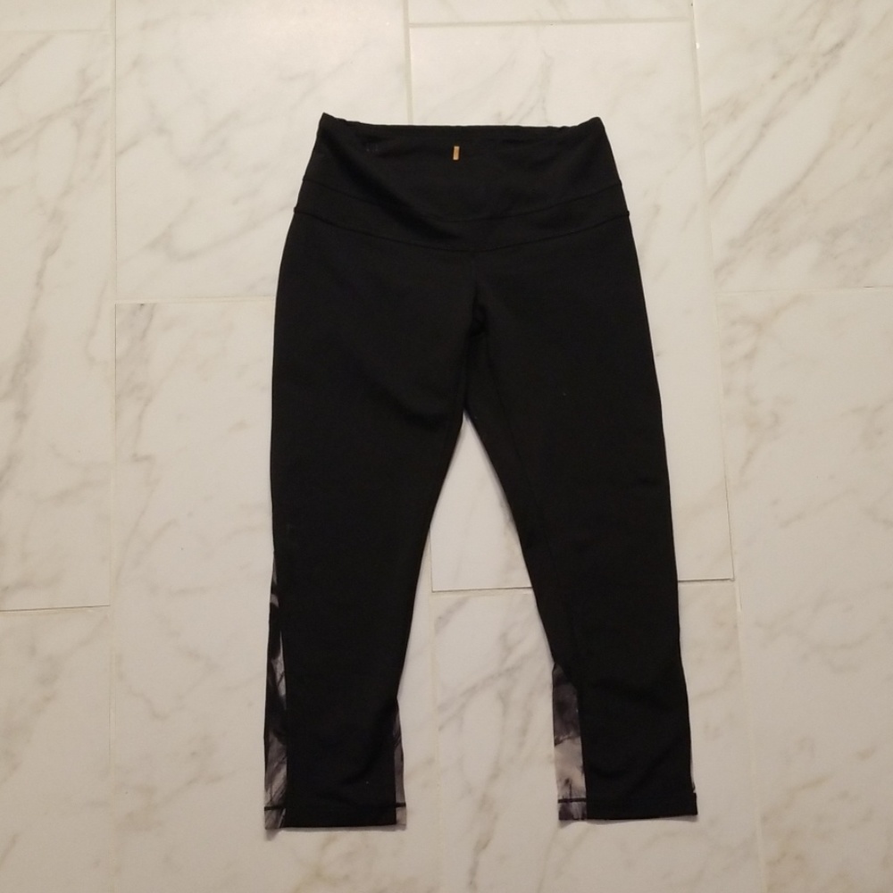 Lucy run capris w/decorative mesh